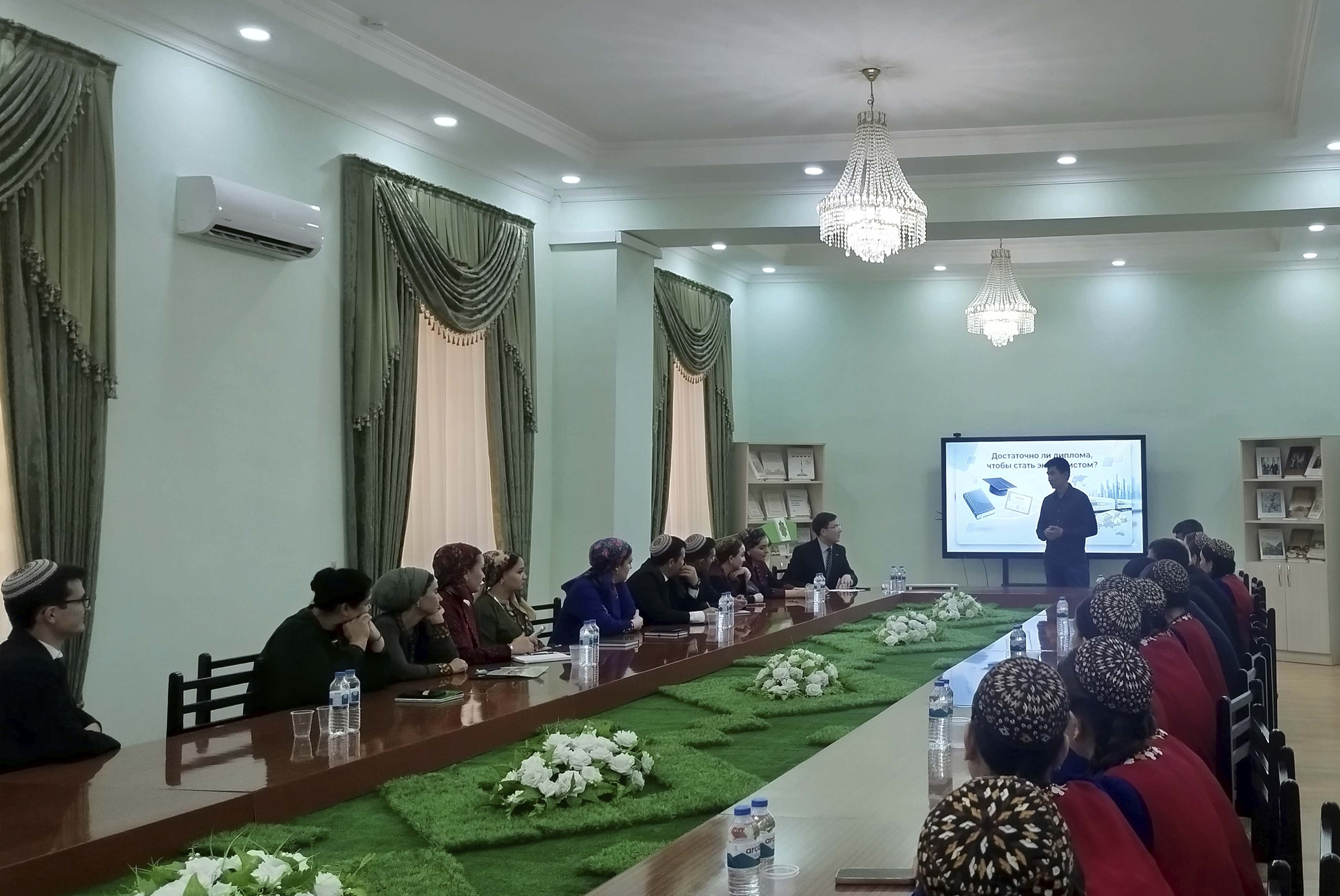 YLYMLAR GÜNÜNIŇ DUŞUŞYKLARY NETIJELI GEÇIRILÝÄR